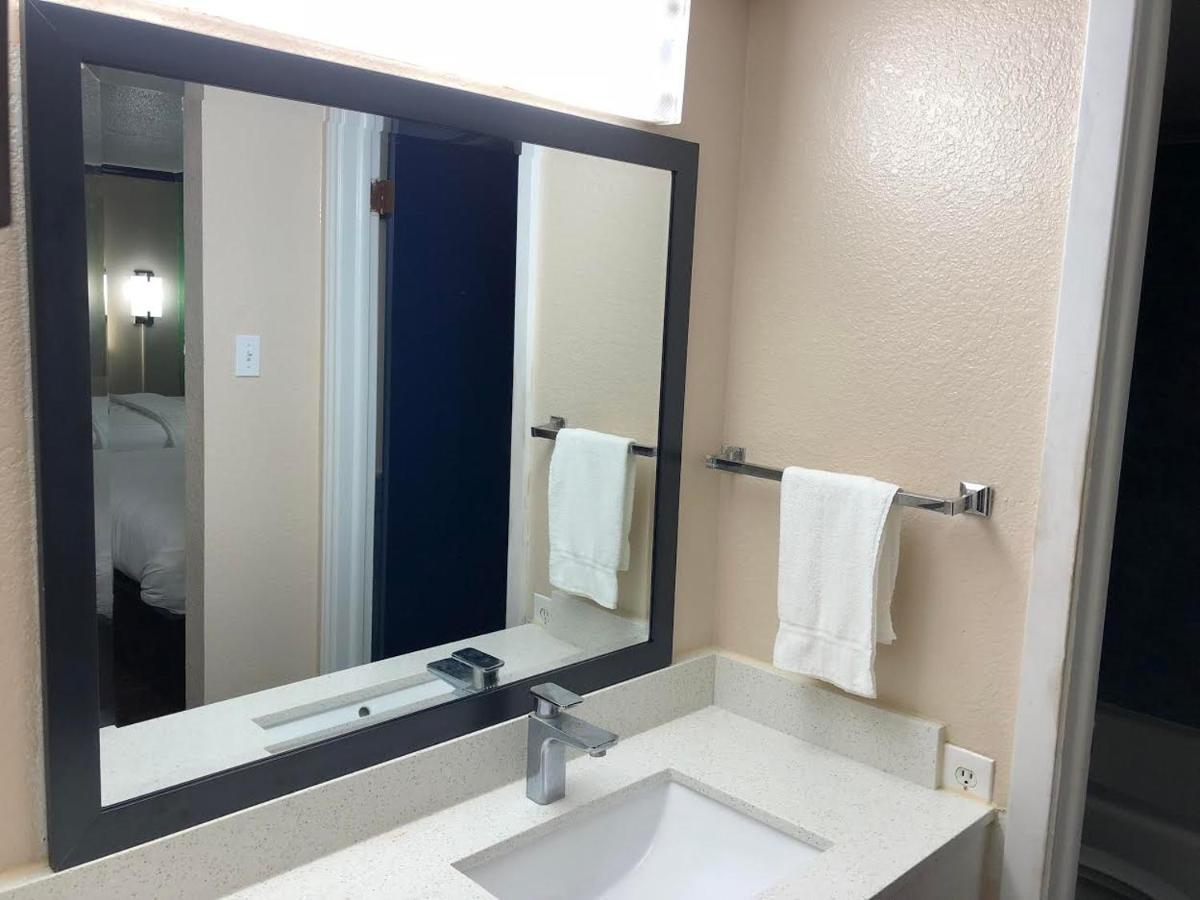 Travelers Inn And Suites Wharton Exterior foto